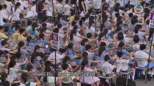 (无线新闻) 小提琴家姚珏带领逾千港人演奏《狮子山下》 创健力士世界纪录